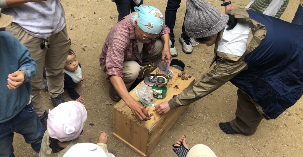 北岡明彦先生と秋の森でお宝さがし